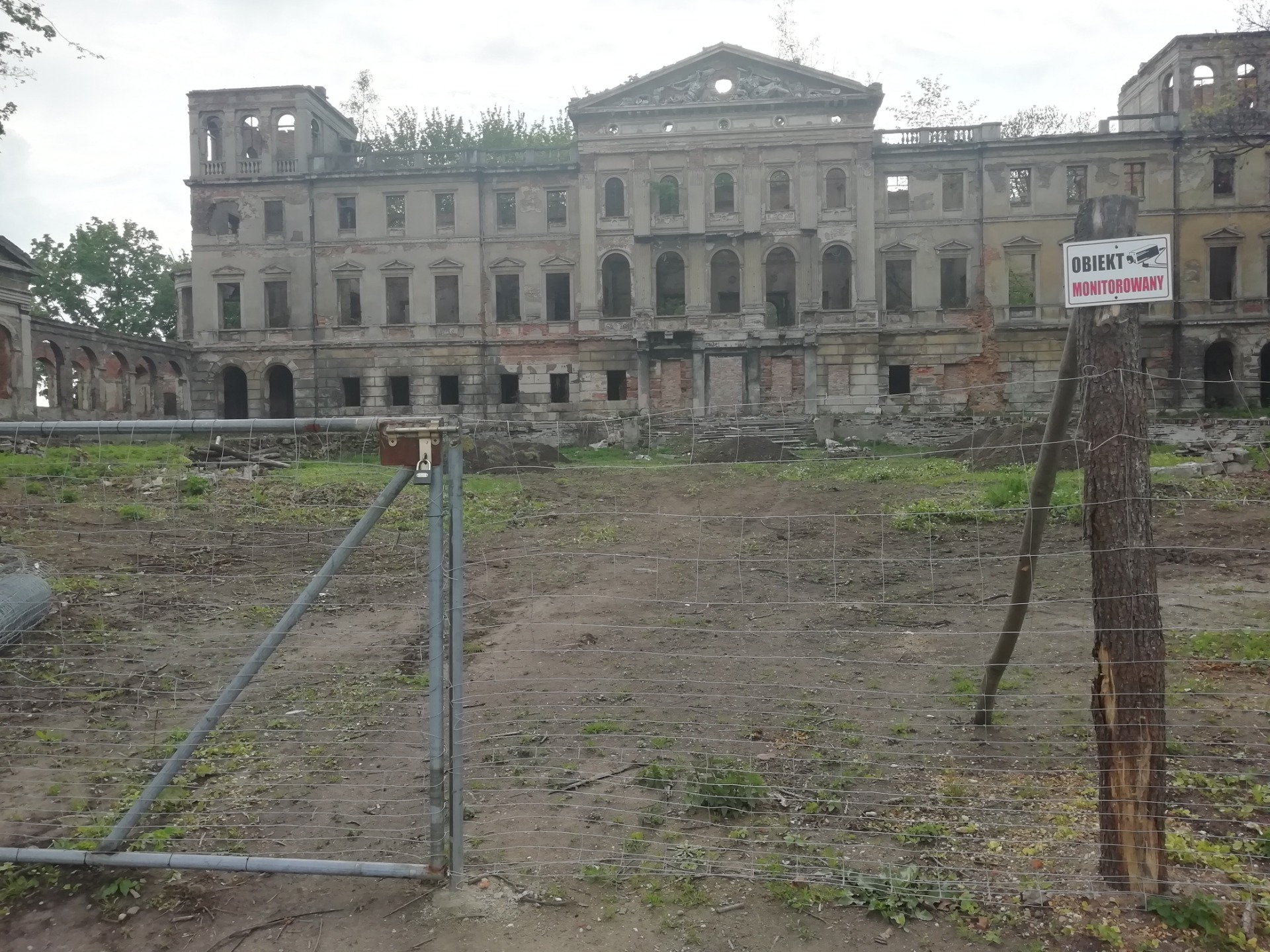inwentaryzacja ruin pałacu w Sławikowie 2022